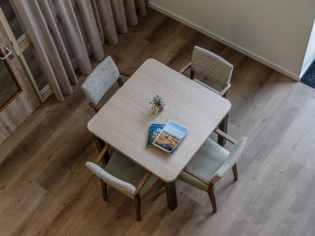 Van Veestal naar zorglocatie - FH Meubelen