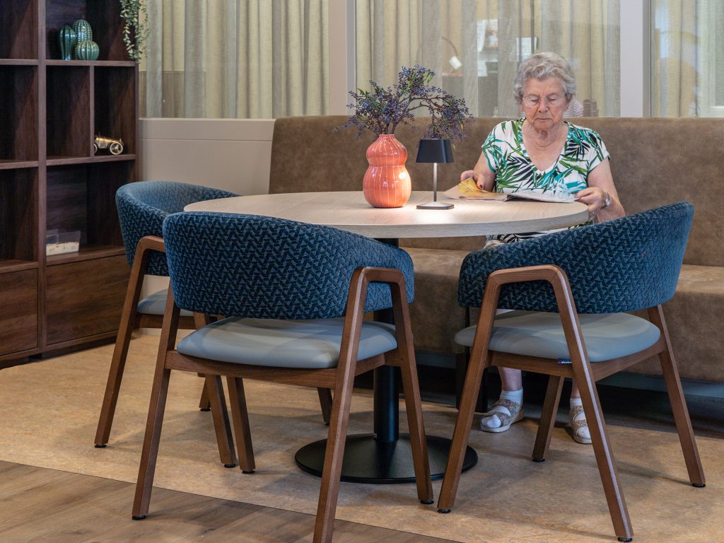 Van Veestal naar zorglocatie - FH Meubelen